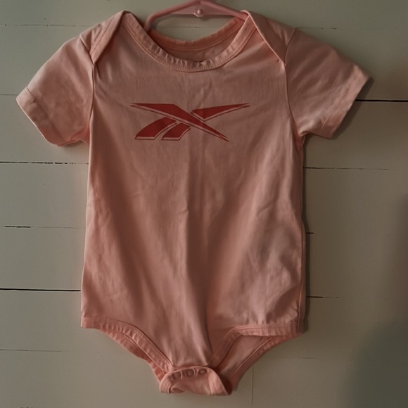 Girls 18 month , 3 piece Reebok set. Pants ,tshirt ,onsie - Picture 4 of 4